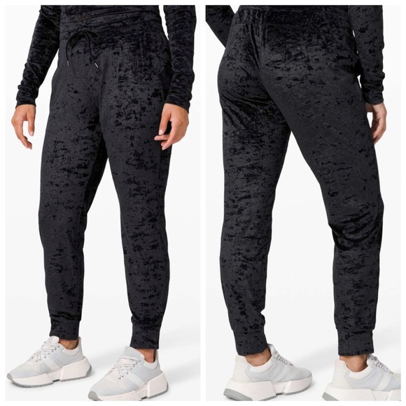 Lululemon woman black crushed velvet Ready to Crush Joggers size 10 - Picture 1 of 12